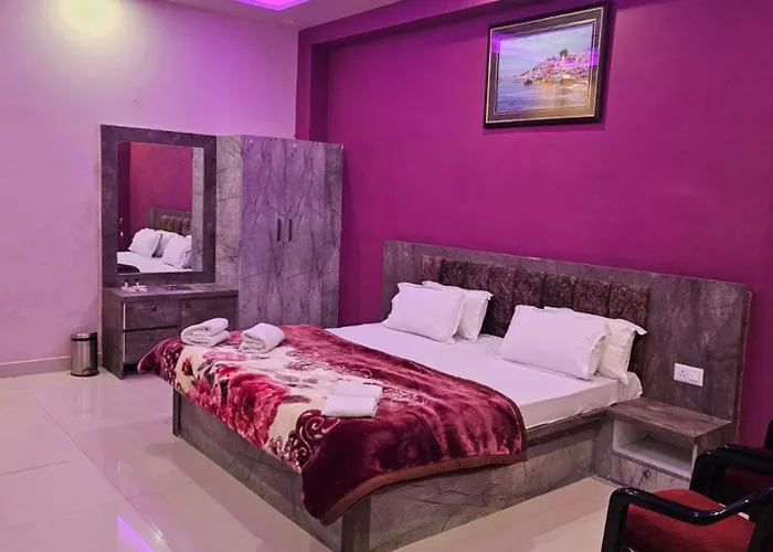 Goroomgo Kashi Inn Raj Ghat Varanasi Near Ganga Rajghat - Kashi Railway Station 500 - Kashi Vishwanath Temple - Hotel-At-Prime-Location Spacious-Room With-Wi-Fi & Parking Availability,
