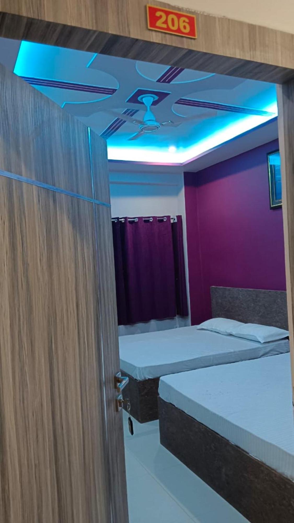 Hotel Goroomgo Kashi Raj Ghat Near Ganga Rajghat - Kashi Railway Station 500 - Kashi Vishwanath Temple - Hotel-at-prime-location Spacious-room With-wi-fi & Parking Availability, 3*