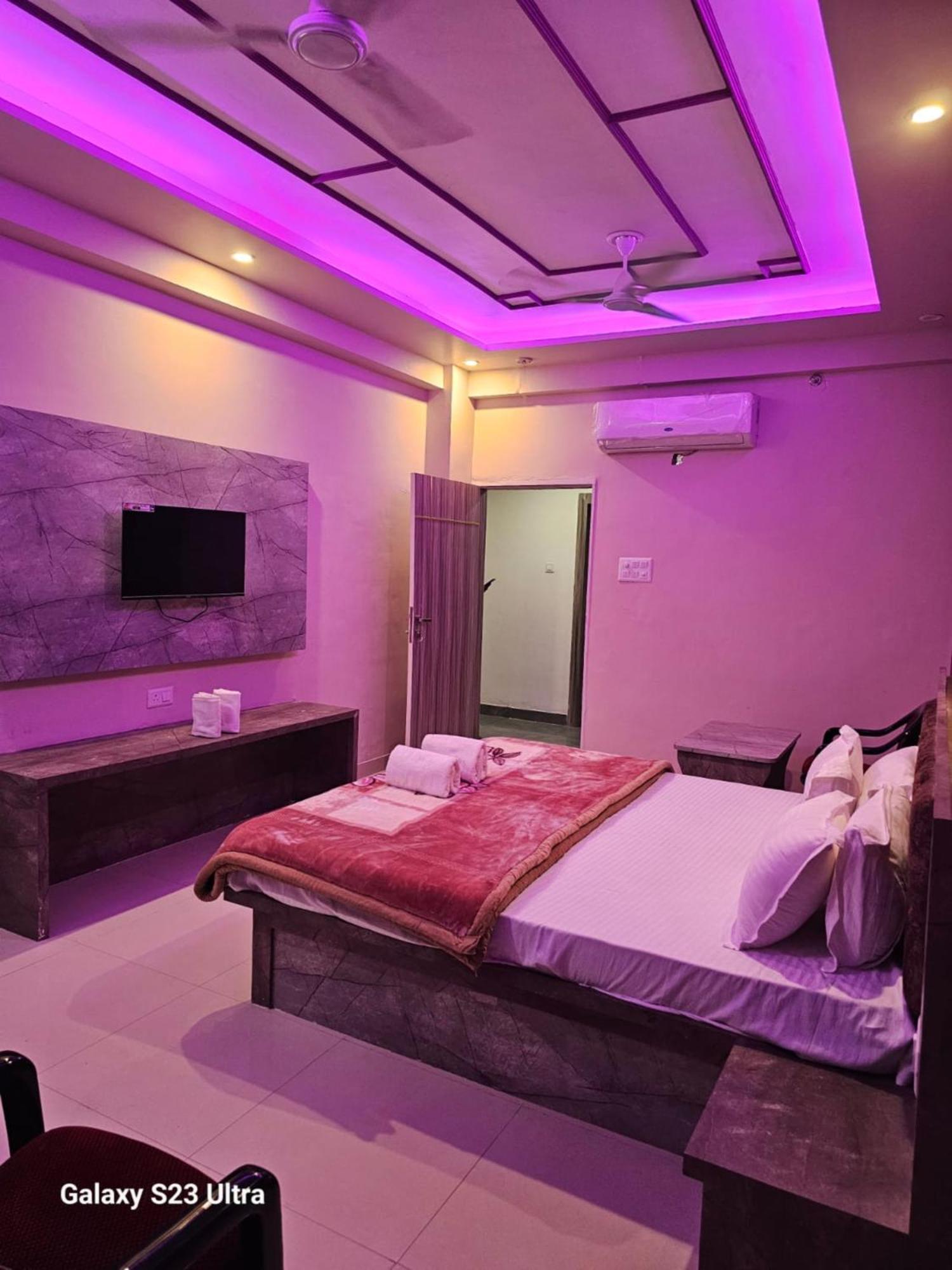 Goroomgo Kashi Raj Ghat Near Ganga Rajghat - Kashi Railway Station 500 - Kashi Vishwanath Temple - Hotel-at-prime-location Spacious-room With-wi-fi & Parking Availability, Hotel Varanasi