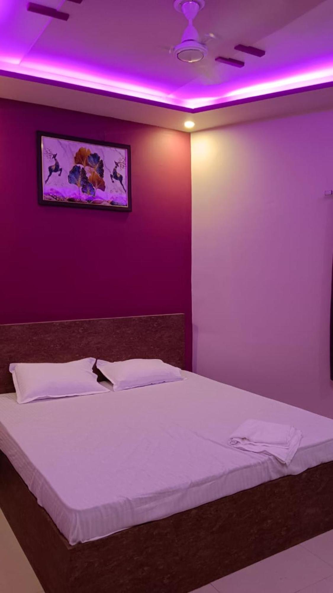 Goroomgo Kashi Raj Ghat Near Ganga Rajghat - Kashi Railway Station 500 - Kashi Vishwanath Temple - Hotel-at-prime-location Spacious-room With-wi-fi & Parking Availability, Varanasi