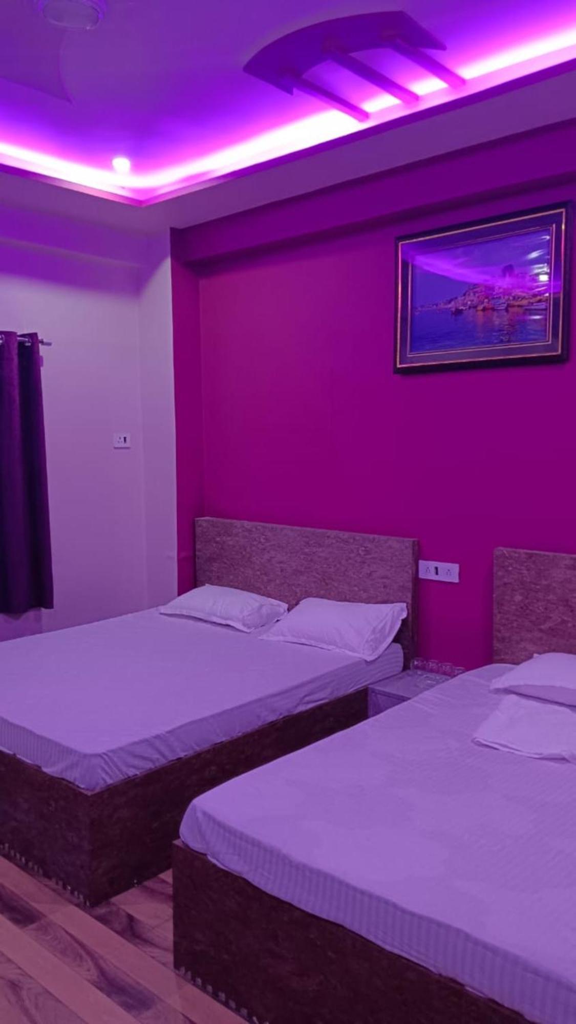 Goroomgo Kashi Raj Ghat Near Ganga Rajghat - Kashi Railway Station 500 - Kashi Vishwanath Temple - Hotel-at-prime-location Spacious-room With-wi-fi & Parking Availability, 3* Varanasi