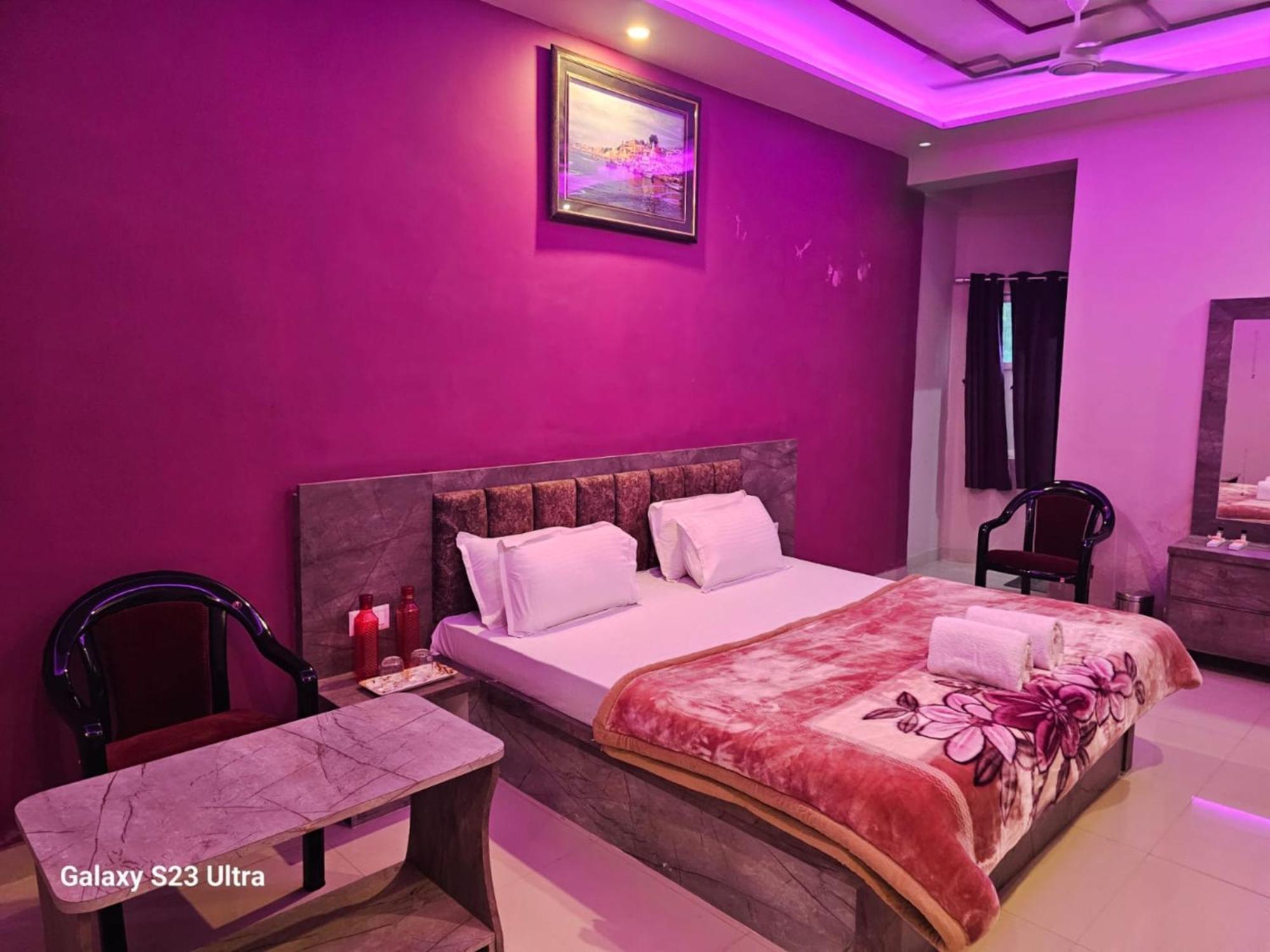 Goroomgo Kashi Raj Ghat Near Ganga Rajghat - Kashi Railway Station 500 - Kashi Vishwanath Temple - Hotel-at-prime-location Spacious-room With-wi-fi & Parking Availability,