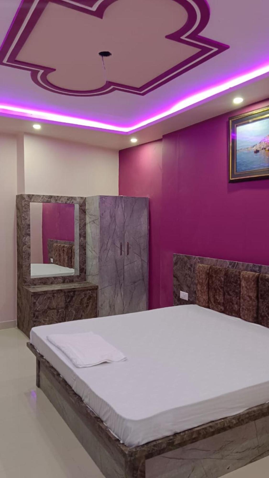 Goroomgo Kashi Raj Ghat Near Ganga Rajghat - Kashi Railway Station 500 - Kashi Vishwanath Temple - Hotel-at-prime-location Spacious-room With-wi-fi & Parking Availability, Hotel