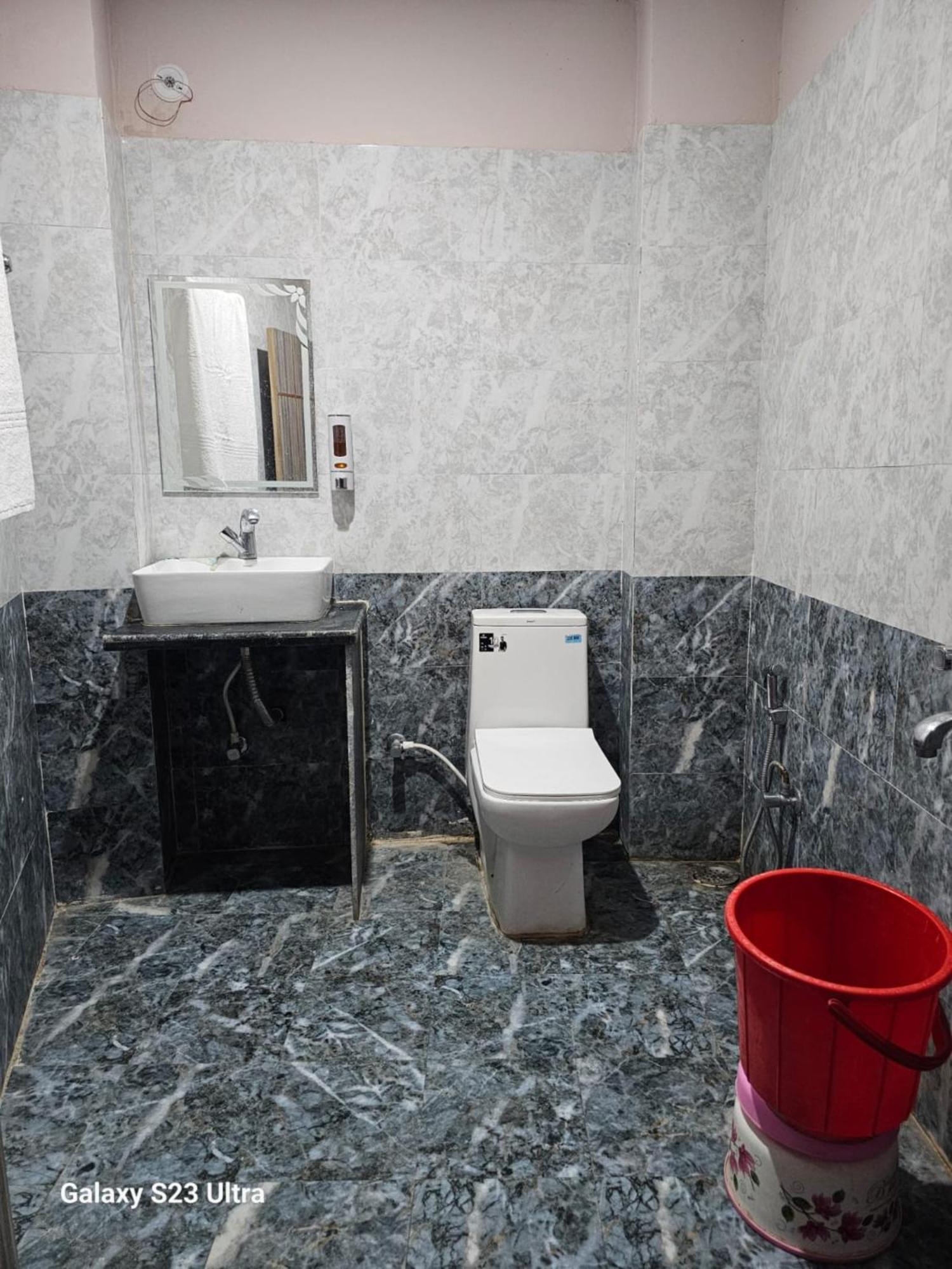 Hotel Goroomgo Kashi Raj Ghat Near Ganga Rajghat - Kashi Railway Station 500 - Kashi Vishwanath Temple - Hotel-at-prime-location Spacious-room With-wi-fi & Parking Availability, 3*