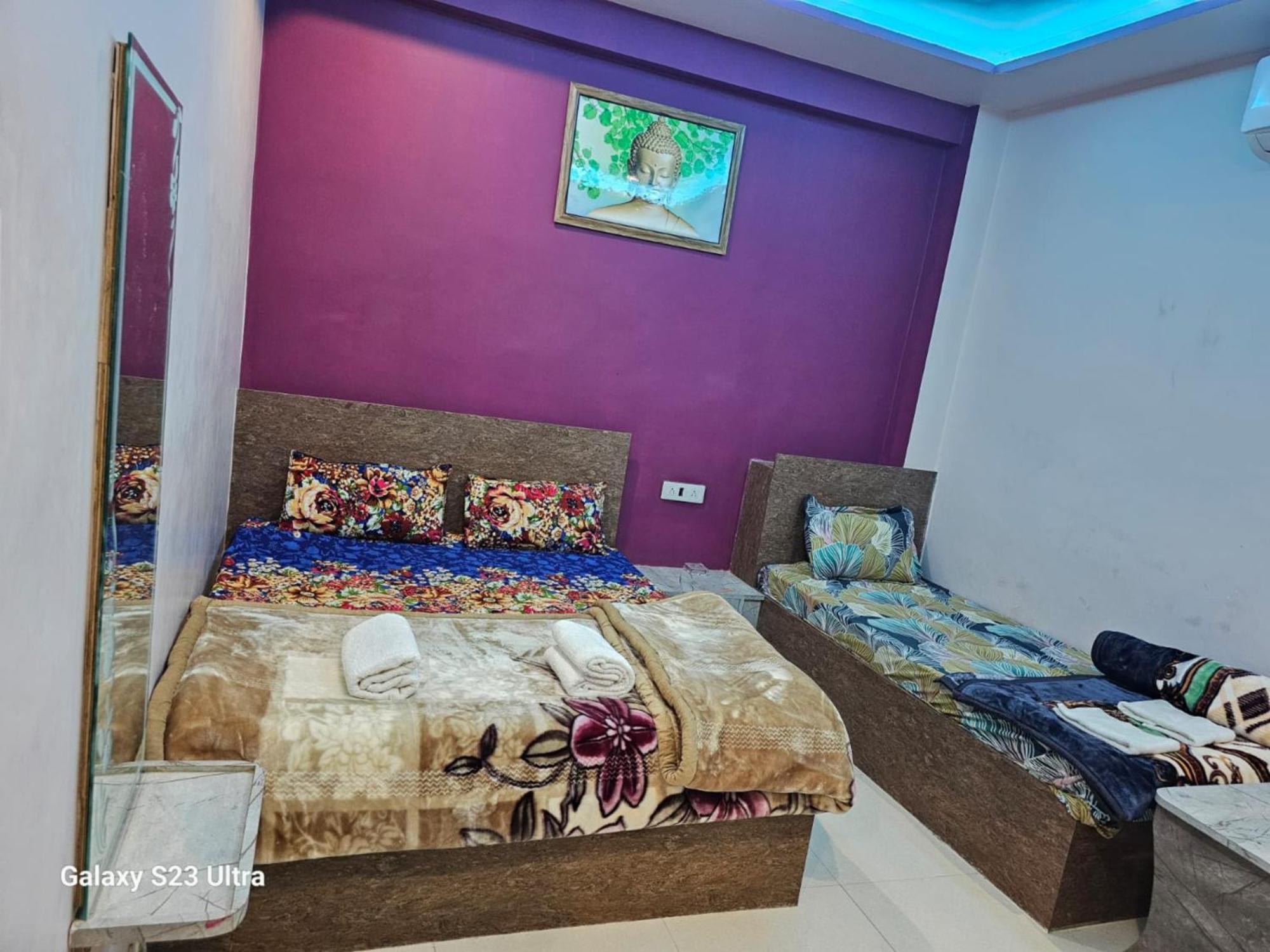 Hotel Goroomgo Kashi Raj Ghat Near Ganga Rajghat - Kashi Railway Station 500 - Kashi Vishwanath Temple - Hotel-at-prime-location Spacious-room With-wi-fi & Parking Availability, 3*