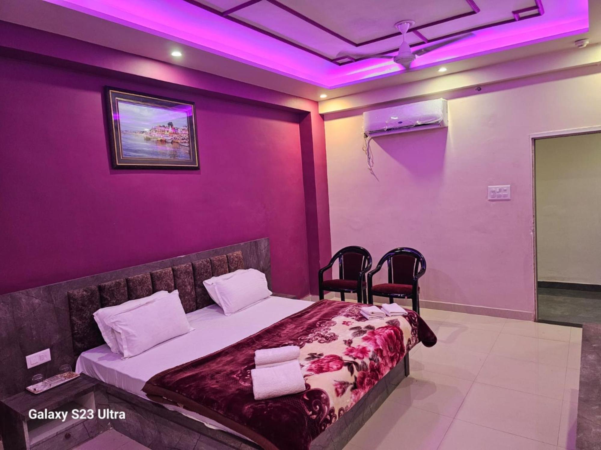Goroomgo Kashi Raj Ghat Near Ganga Rajghat - Kashi Railway Station 500 - Kashi Vishwanath Temple - Hotel-at-prime-location Spacious-room With-wi-fi & Parking Availability, Varanasi