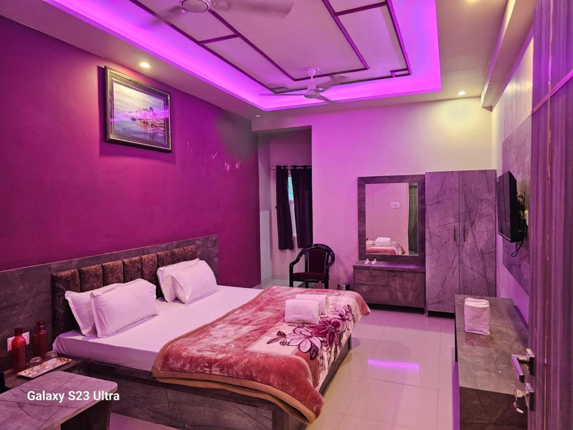 Hotel Goroomgo Kashi Raj Ghat Near Ganga Rajghat - Kashi Railway Station 500 - Kashi Vishwanath Temple - Hotel-at-prime-location Spacious-room With-wi-fi & Parking Availability, Varanasi