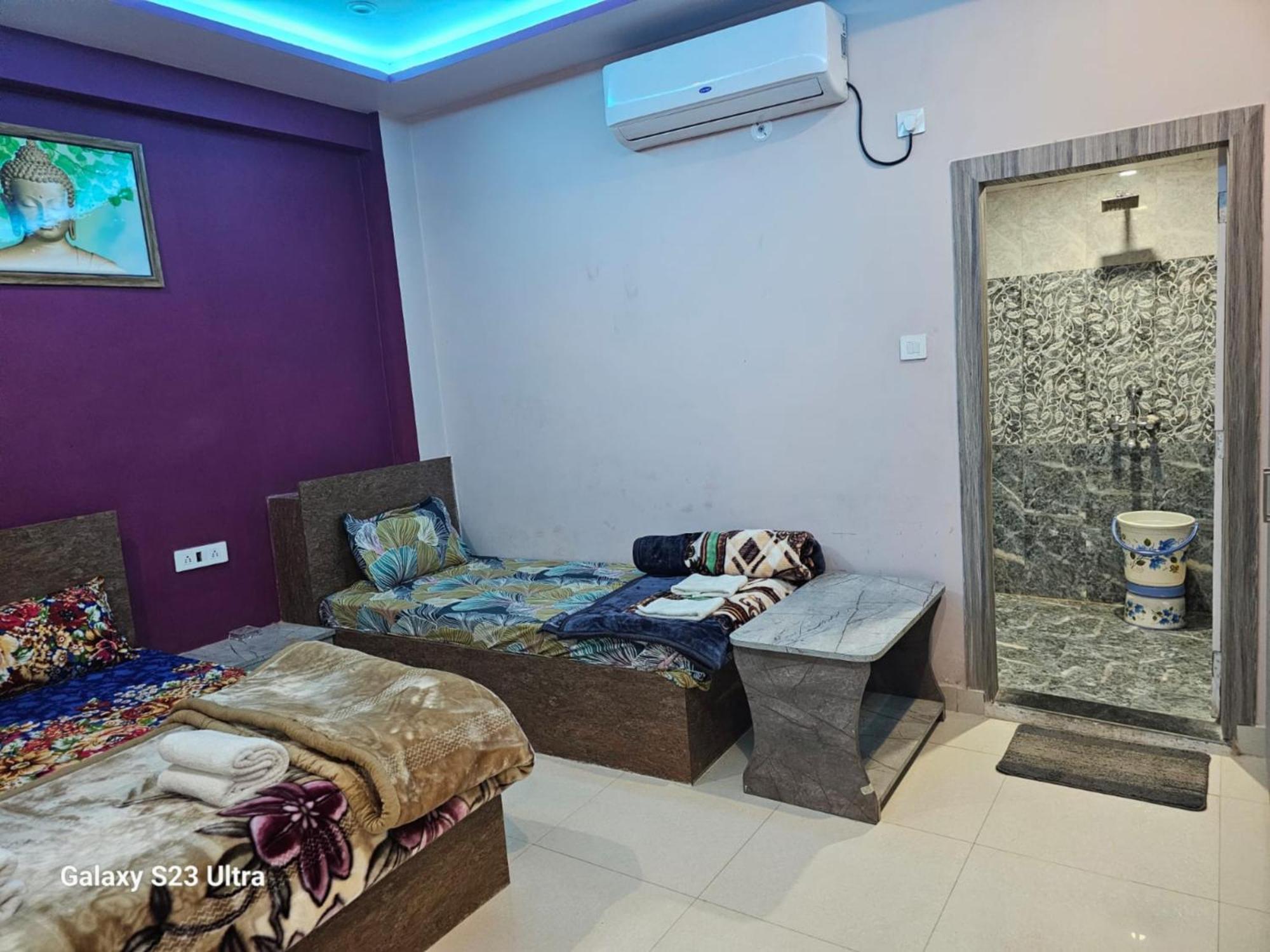 Goroomgo Kashi Raj Ghat Near Ganga Rajghat - Kashi Railway Station 500 - Kashi Vishwanath Temple - Hotel-at-prime-location Spacious-room With-wi-fi & Parking Availability, Hotel